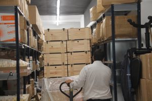almacén lleno de cajas